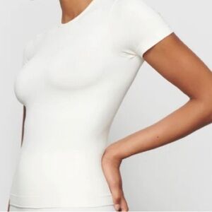 SKIMS Soft Smoothing T-Shirt NWT S